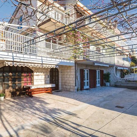 3 Bedroom Amazing Apartment In Makarska Extérieur photo
