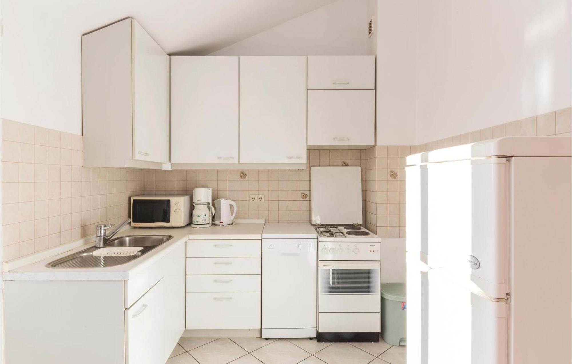 3 Bedroom Amazing Apartment In Makarska Extérieur photo