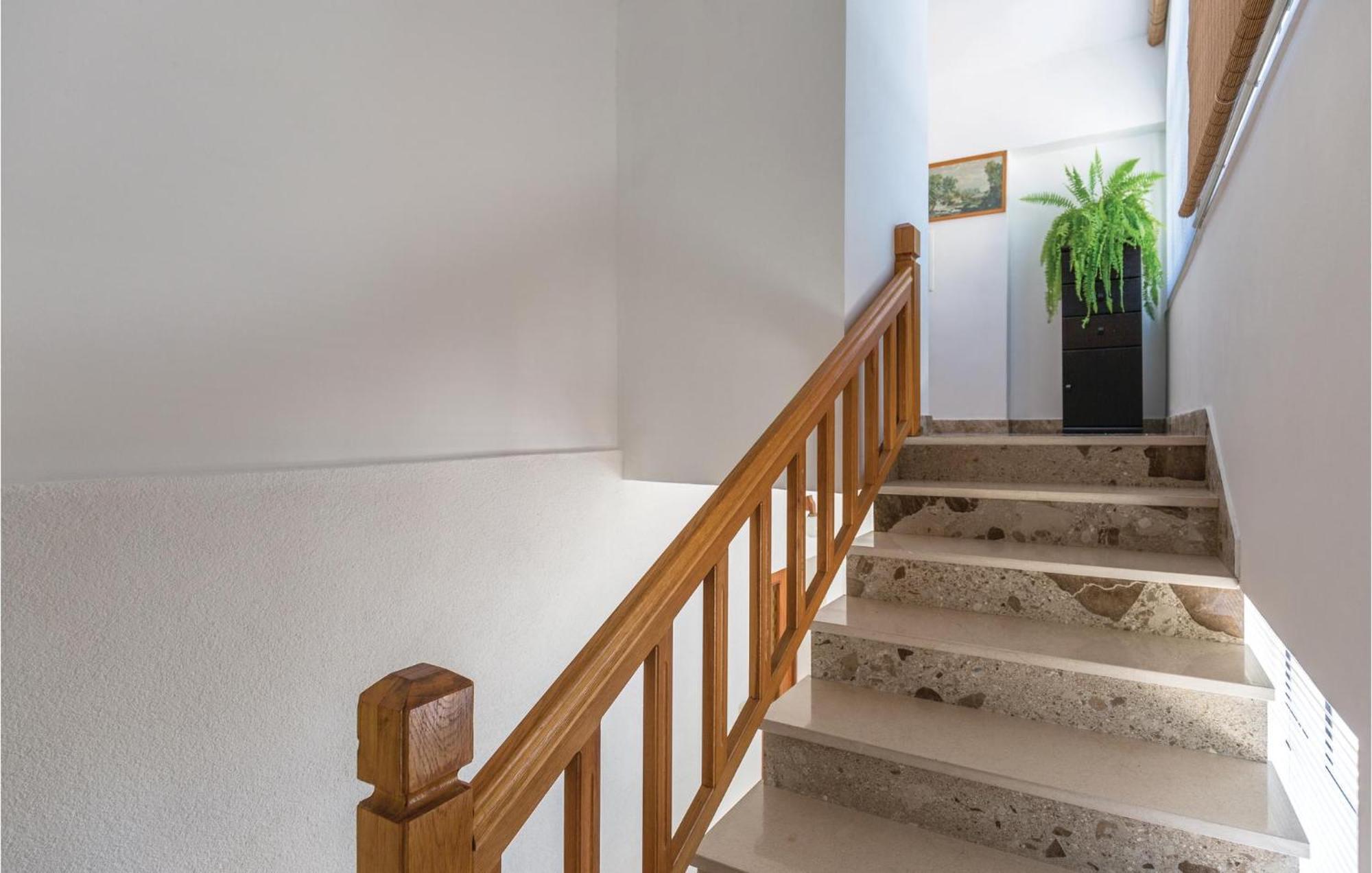 3 Bedroom Amazing Apartment In Makarska Extérieur photo
