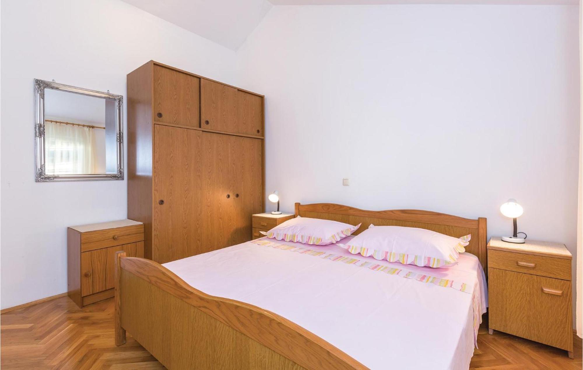 3 Bedroom Amazing Apartment In Makarska Extérieur photo