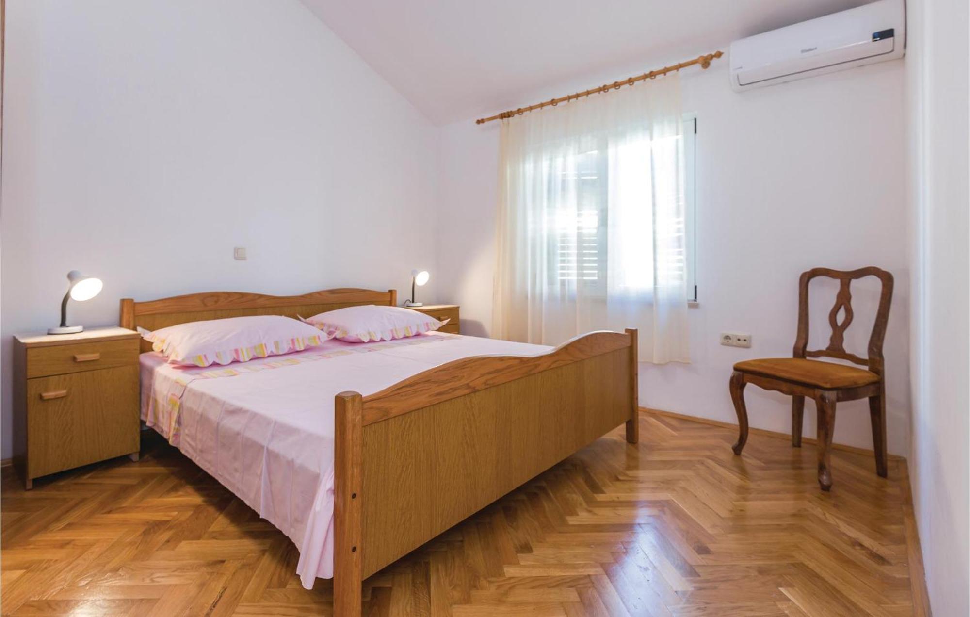 3 Bedroom Amazing Apartment In Makarska Extérieur photo
