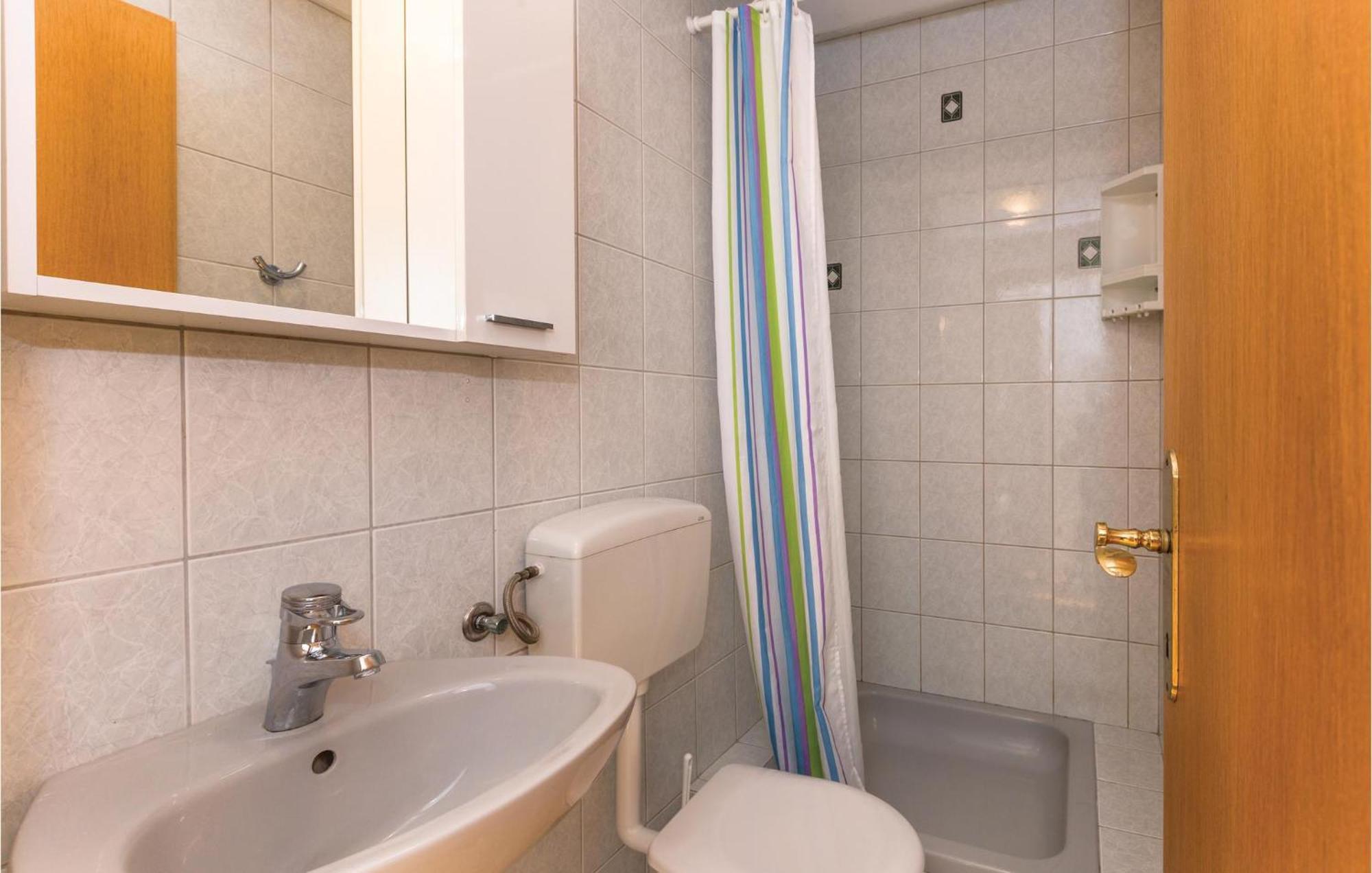 3 Bedroom Amazing Apartment In Makarska Extérieur photo