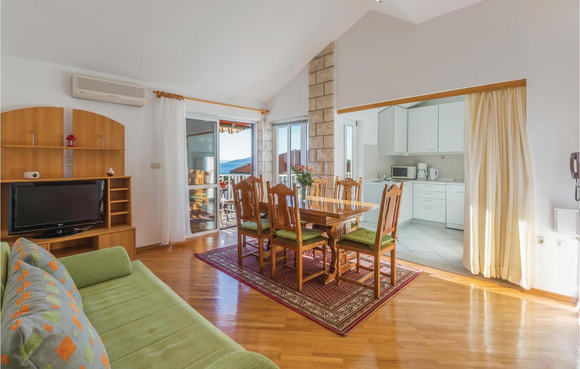 3 Bedroom Amazing Apartment In Makarska Extérieur photo